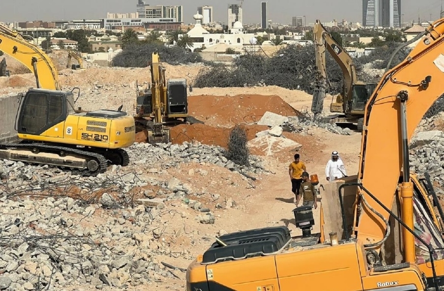 معدات ثقيلة في موقع هدم واسع